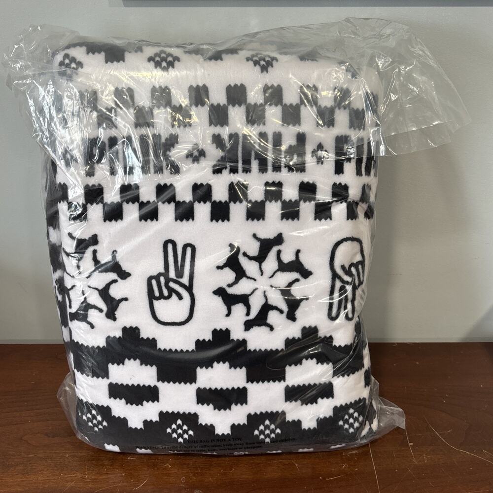 Victoria's Secret PINK Sherpa Blanket Fair Isle Dog 50x 60 White Black Peace NEW - Picture 3 of 4